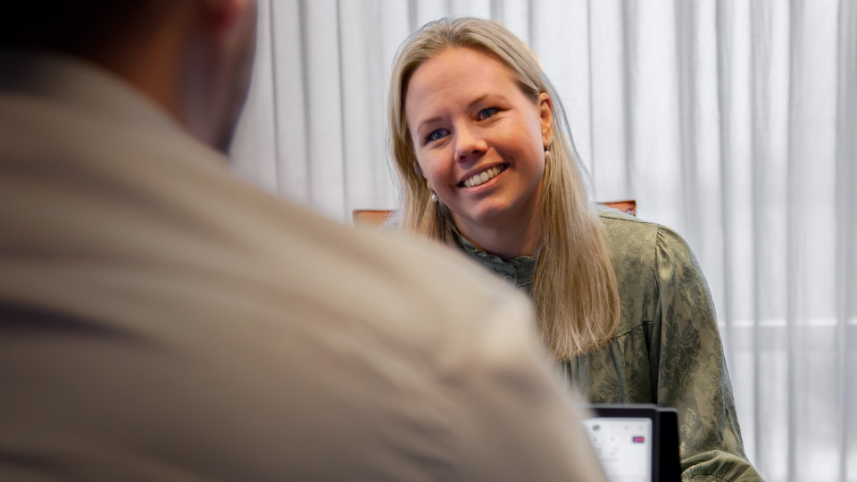 employee-conversation-office-meeting