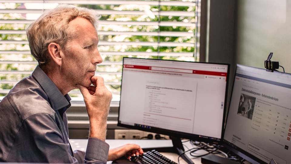 employee-working-digital-training-platform